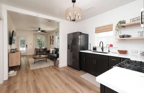 Cottonwood House | Vibrant Verde Vine Haven: Wine, History & Charm!