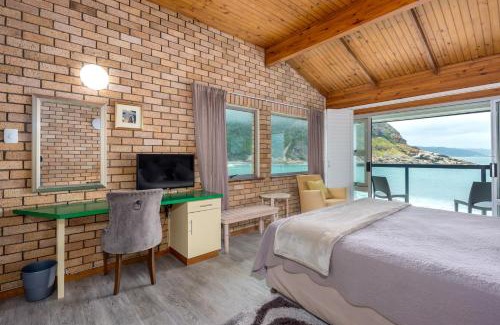 Victoria Bay House | Vic Bay Beach House