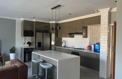 Greater Johannesburg Metropolitan Area House | Vic's place - With backup power