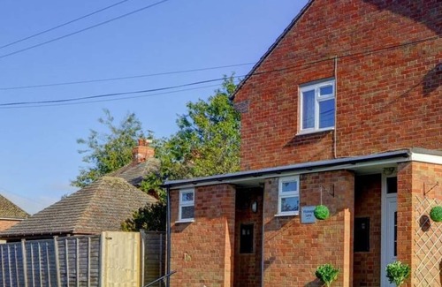 Aston-le-Walls Apartment | Vicarage Lane Apt | 2 bed | Sleeps 5 | Harbury near Leamington & M40 | Inspire Homes
