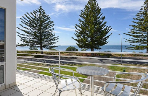 Victor Harbor House | VICTOR BEACH HOUSE - Seafront on exclusive Encounter Bay @ Victor Harbor