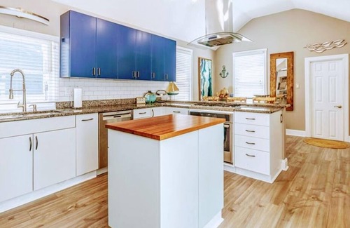 Willoughby Spit House | Victoria home Beachfront 3b, 2 bath 4 bed close to shop and toy for children