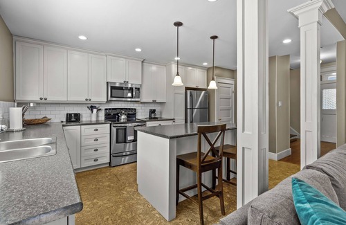 Terra Nova House | Victorian 4BR | 2.5BA | 2Parking | Near Parks & DT