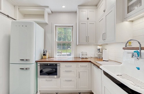 Ripon House | Victorian all-suite lakefront house with pier, piano, & wood fireplace