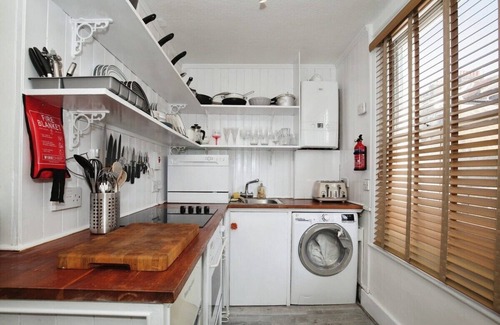 Golborne Apartment | Victorian Charm 2-Bed Flat in London