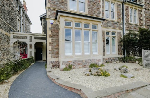 Cotham Apartment | Victorian Charm in Cotham | Free Parking