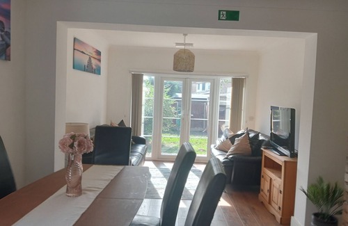 Staines House | Victorian Charm Home near Thorpe park, Heathrow Airport and Windsor.