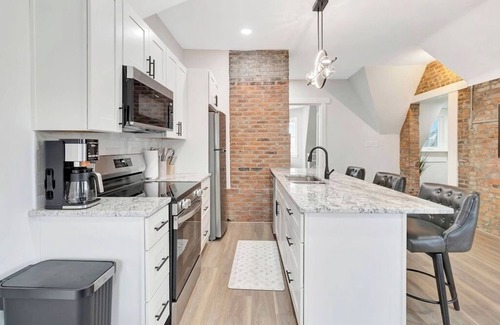 East Walnut HIlls Apartment | Victorian Haven on the Hill