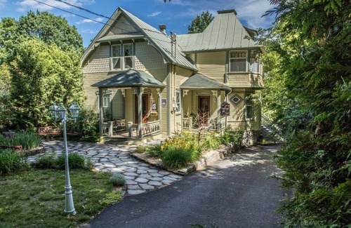 Waterloo House | Victorian house, built in 1870. (5) bedrooms, (4) bathrooms and a Hot Tub