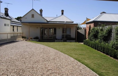 Geelong House | Victorian house renovated with modern flair located in the heart of Geelong