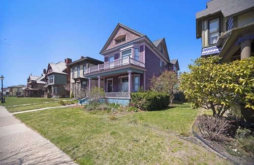 Nelson House | Victorian in downtown historic district. Large porches. Near lakes and trails.