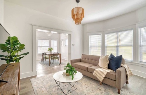 King House | Victorian Vibes 3BR Steps to Mississippi