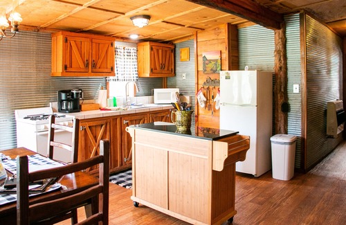 Hot Springs Cabin | Victory Suite - Rustic Cabin