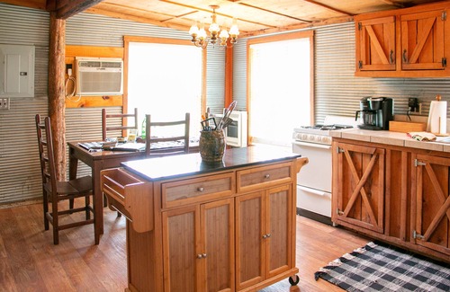 Hot Springs Cabin | Victory Suite - Rustic Cabin