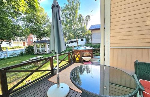 Hameenlinna Apartment | Viehättävä boheemi puutalo