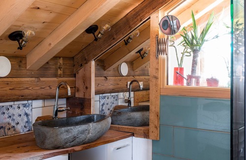 Samoens House | Vieille Remise Rénovée en Duplex Écologique sur un Coteau Ensoleillé de Montagne