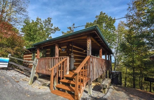 Gatlinburg - Pigeon Forge Cabin | View! Cozy, Private, Fireplace, Hot Tub