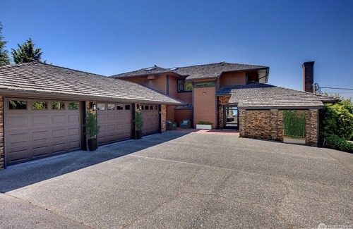 The Bowl of Edmonds House | View home in Edmonds Bowl. Indoor outdoor gourmet kitchen & bar for entertaining