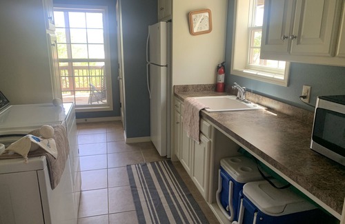 Beaver Shores House | VIEW, Kayaks, Cvrd Deck, Hot Tub, Gm Room, Spacious and 10 min to dwntn Rogers