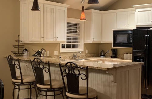 Beaver Shores House | VIEW, Kayaks, Cvrd Deck, Hot Tub, Gm Room, Spacious and 10 min to dwntn Rogers