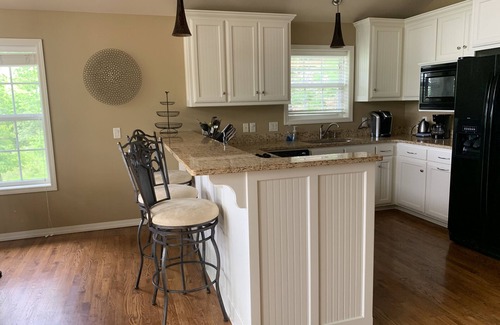 Beaver Shores House | VIEW, Kayaks, Cvrd Deck, Hot Tub, Gm Room, Spacious and 10 min to dwntn Rogers
