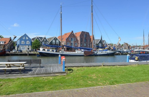 Monnickendam Apartment | View of the harbour, room with shared kitchenette
