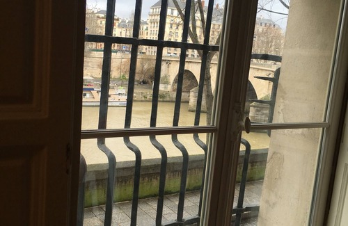 Les Iles Apartment | view of the seine island saint louis 2 pieces of character