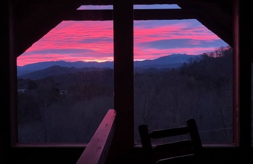 Gatlinburg - Pigeon Forge Cabin | View! Private! Hot Tub,Pool Table,Fireplace,RELAX!