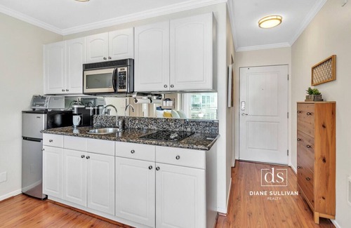 La Playa Apartment | View Shelter Island /Point Loma studio walkable to lots!