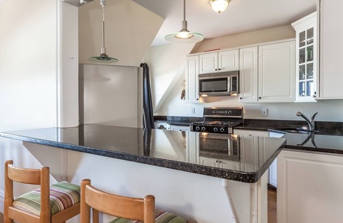 Aspinwall Hill Apartment | View the Boston Marathon at mile 23, minutes from this 4 bedroom, 4 bath home