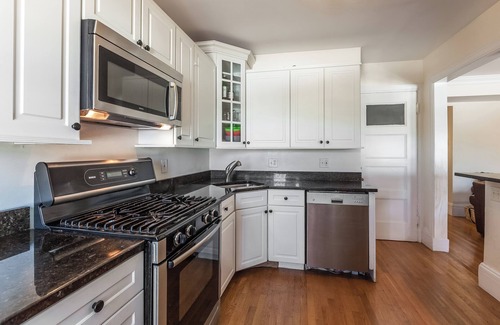 Aspinwall Hill Apartment | View the Boston Marathon at mile 23, minutes from this 4 bedroom, 4 bath home