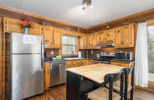 Ellijay House | View-tiful Getaway! Hot-tub, Firepit, Dog-friendly with fenced yard!