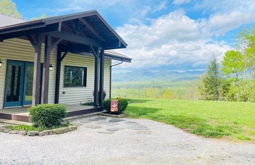 Marion House | View to Remember-3 miles to downtown & Lake James, hot tub, mountain views