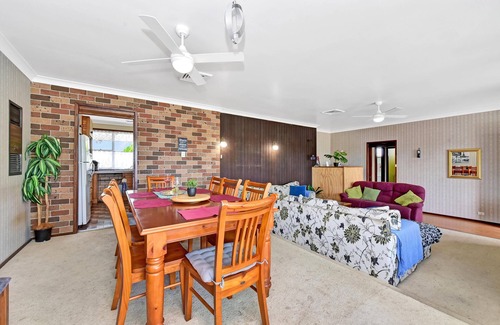 Cessnock Apartment | VIEW with Pool in Hunter Valley & Wineries - FREE WiFi - Swimming Pool - Wineries - Concerts - HV Gardens Zoo