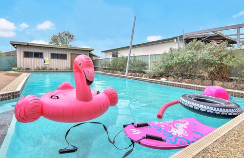Cessnock Apartment | VIEW with Pool in Hunter Valley & Wineries - FREE WiFi - Swimming Pool - Wineries - Concerts - HV Gardens Zoo