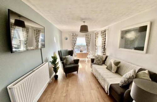 Broadstairs Apartment | Viewing Room, seaview 30 seconds from beach