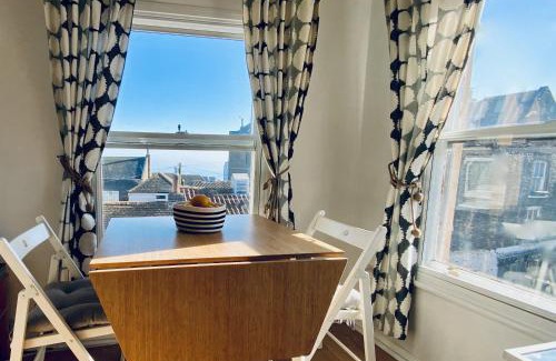 Broadstairs Apartment | Viewing Room, seaview 30 seconds from beach