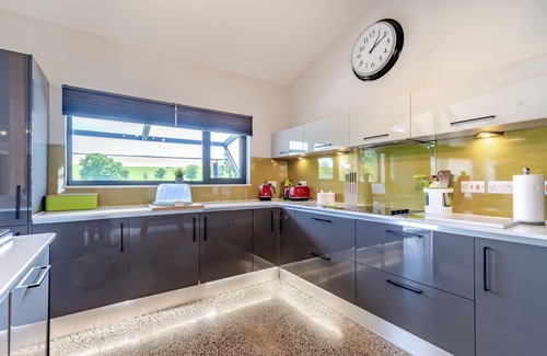 Much Wenlock Cabin | Viewpoint Lodge with Wood-Fired Hot Tub in Much Wenlock - 8 bedrooms available