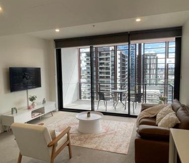 South Brisbane Apartment | Views and Vibes - Free Parking - great location!