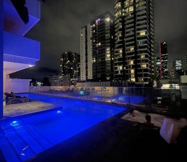 South Brisbane Apartment | Views and Vibes - Free Parking - great location!