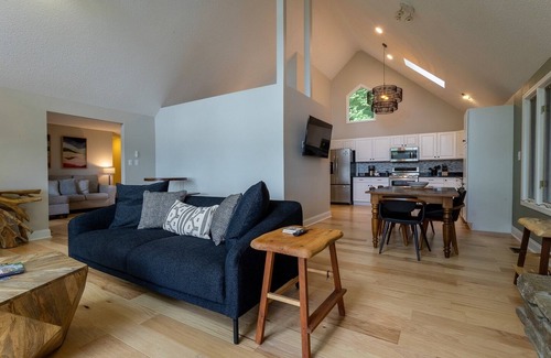 Skyland House | Views & Brews | Mountain Retreat with Stunning Views.| Near Asheville and Hot Tub