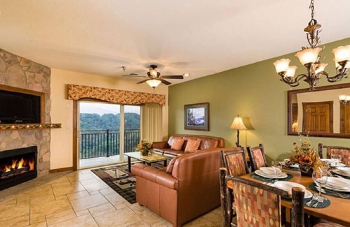Gatlinburg Resort | VIEWS! CHRISTMAS! 2 BD-2 BA WATER PARK! MOUNTAIN TOP!
