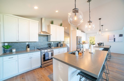 Pine House | VIEWS! Custom Modern Mountain Home with Breathtaking Views!
