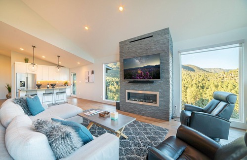 Pine House | VIEWS! Custom Modern Mountain Home with Breathtaking Views!