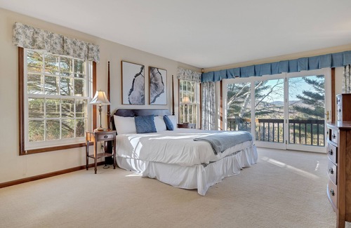 Quechee House | Views, Game Room/Bar, and more - beautiful 5BD/3.5BA home! Sleeps 10