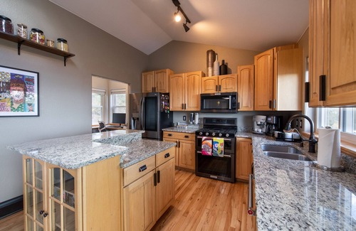 Conifer Mountain and Meadows House | VIEWS, hot tub, barrel sauna, axe throwing, arcade room, 85" tv, office space