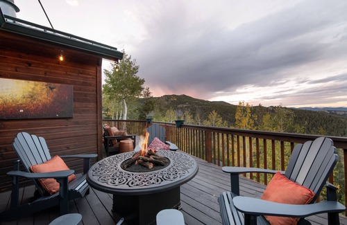 Conifer Mountain and Meadows House | VIEWS, hot tub, barrel sauna, axe throwing, arcade room, 85" tv, office space