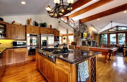 Tahoe Village House | Views! Hot Tub! Half Mile to Ski lifts! Great 4 Christmas & Holidays! Max 14 PPL
