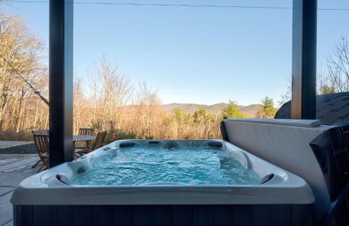 Birch Hill Ski Chalet | VIEWS, Hot Tub, Sauna, Theatre