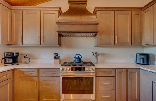 Birch Hill Ski Chalet | VIEWS, Hot Tub, Sauna, Theatre